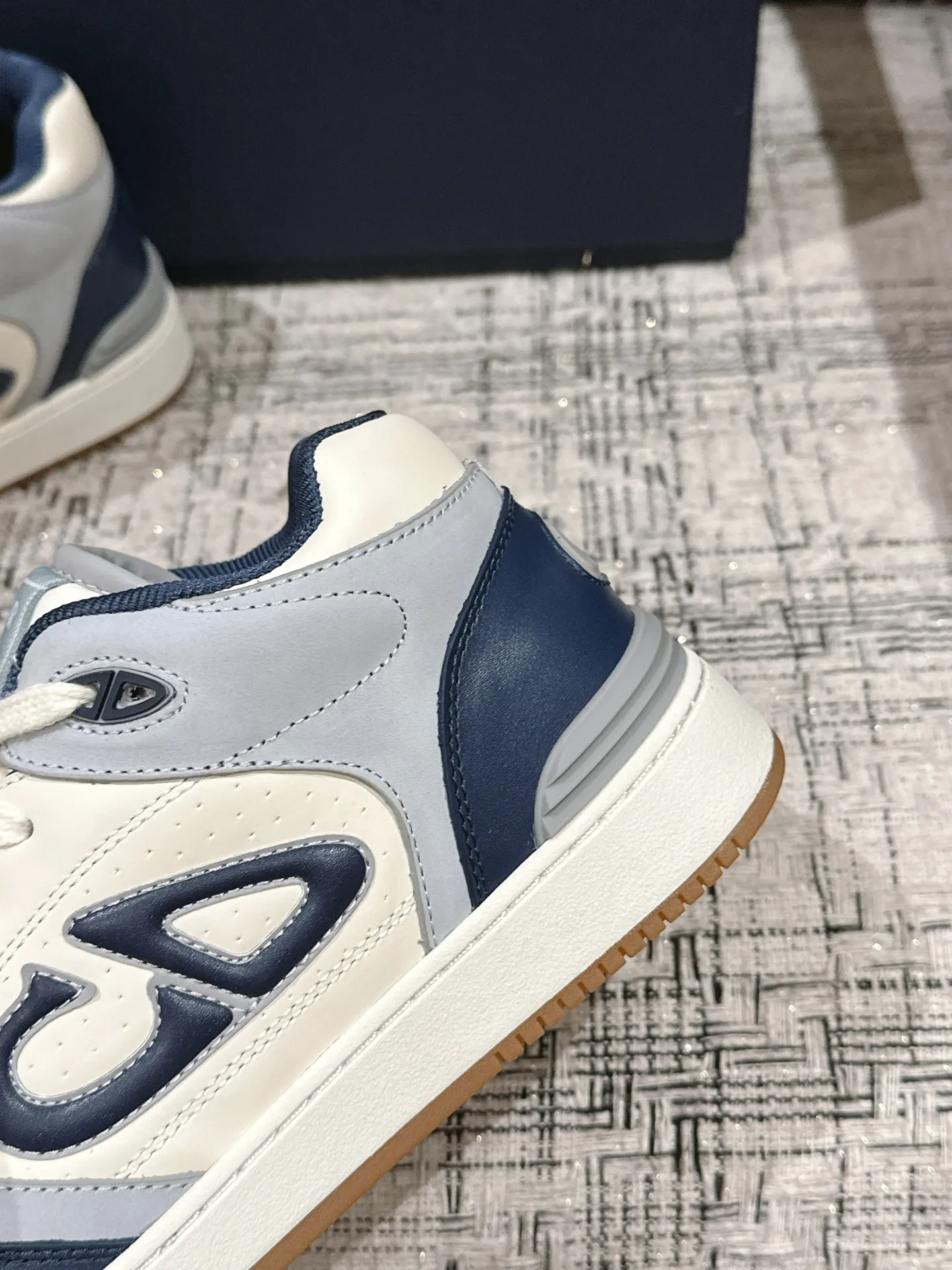 👟👟Ex-factory price 680👟👟. Dior 2024 model B57 popular casual shoe mid-top version, couple model, original explosion-proof one-to-one perfect reproduction, craftsmanship details in place, original customized materials, awesome, latest element combination, fashionable and casual personality, versatile Fabric: original fabric cowhide, mesh, electric embroidery plus 3D printing Inner: imported breathable mesh feet: original molding pad outsole: original one-to-one mold opening T👟👟Ex-factory price U Size: women’s size 35-40~men’s size 39-45